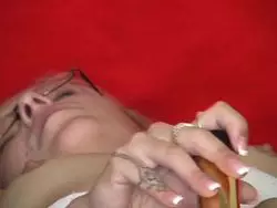 Rasierte Teenie Pussy wird hart gestopft 