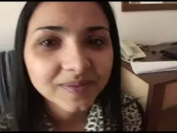 Rassiges flachtittiges Teenmäuschen wird von Fettschwanz angebumst